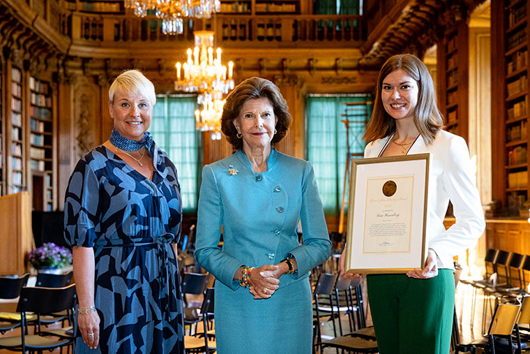 Vinnaren Sara Rosenberg med sitt diplom tillsammans med Anna Tenje, äldre- och socialförsäkringsminister, och drottning Silvia. Foto: Yanan Li/Swedish Care International