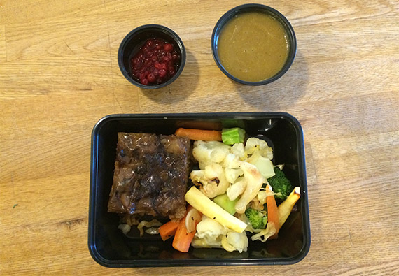 Kålpudding med brunsås, lingon och grillade grönsaker.