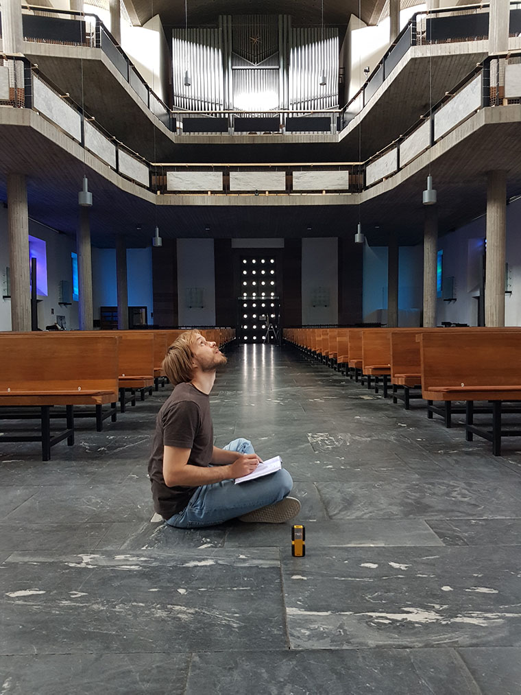 Andreas Siess mäter takhöjden och förbereder inför utställningen i Karlsruhes stadskyrka.
