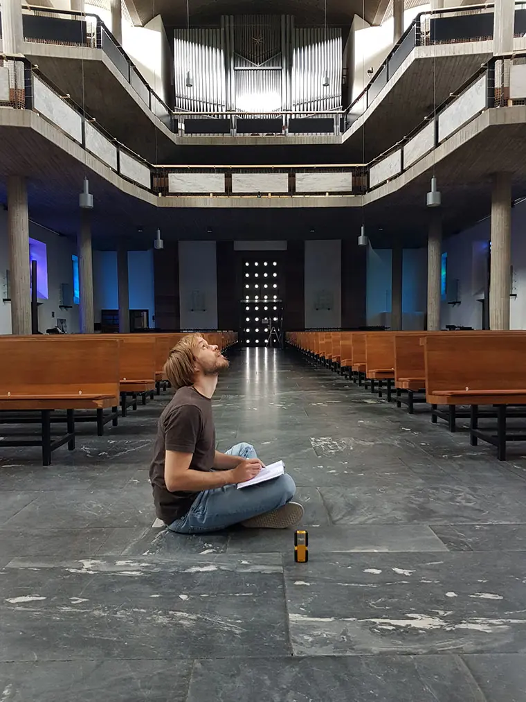 Andreas Siess m&auml;ter takh&ouml;jden och f&ouml;rbereder inf&ouml;r utst&auml;llningen i Karlsruhes stadskyrka.
