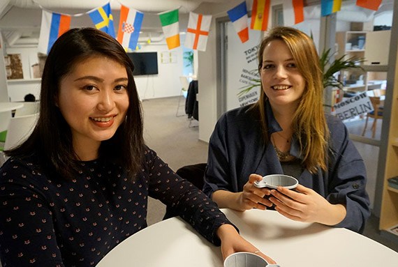 Audrey Li och Gunilla Holm är säkra på att det finns ett behov av att träffas och prata och välkomnar studenter från hela världen till det nystartade språkcaféet.