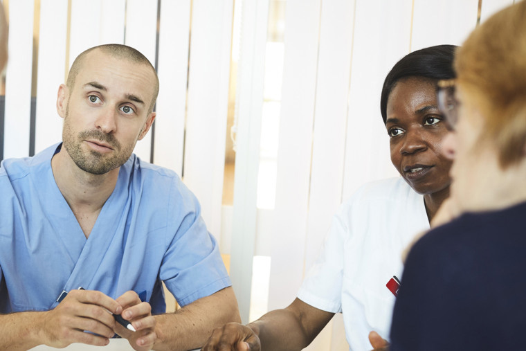 Två specialistsjuksköterskor med patient.