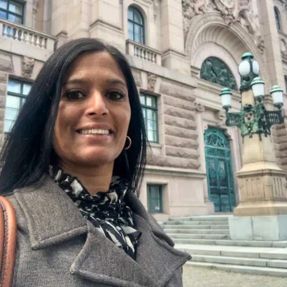 Folkh&auml;lsopedagog Gita Hedin utanf&ouml;r riksdagshuset i Stockholm.