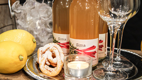 Sima, citron och struvor. Rabarberna som smaksatt denna finska dryck förstärker kopplingen till våren.