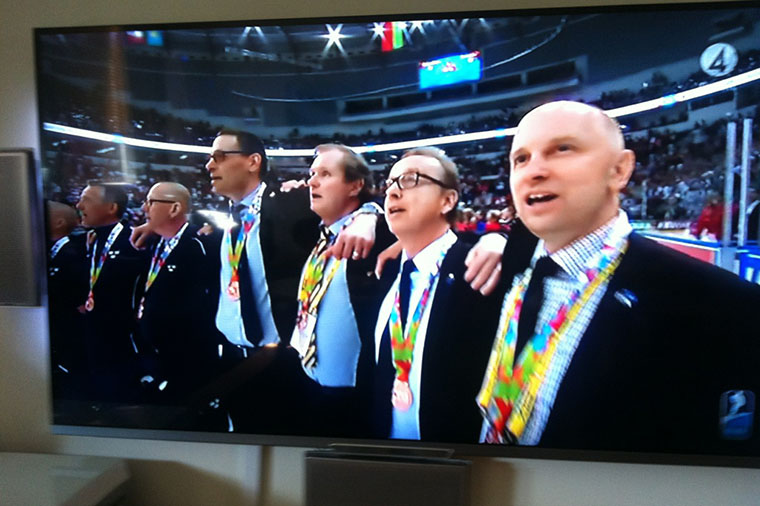 Ishockeylandslaget får sina bronsmedaljer vid VM 2014 och Pär Pettersson och Pär Mårts är i mitten.