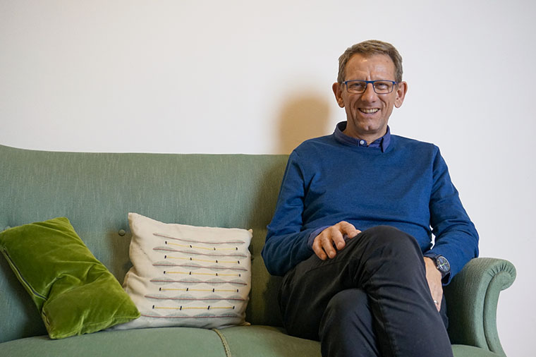 Gästprofessor Simon Down sitter i en soffa.