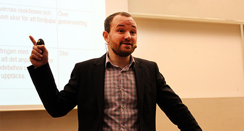Simon Hjort håller i en föreläsning