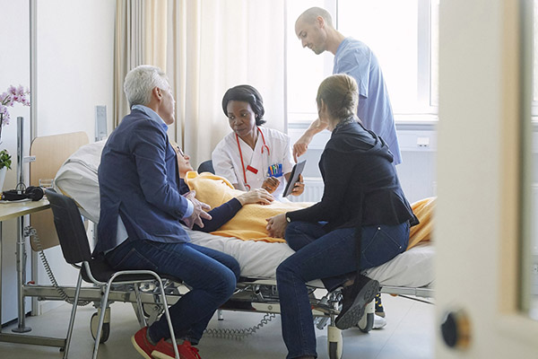 Patient med anhöriga på sjukhus. Foto: Johnér