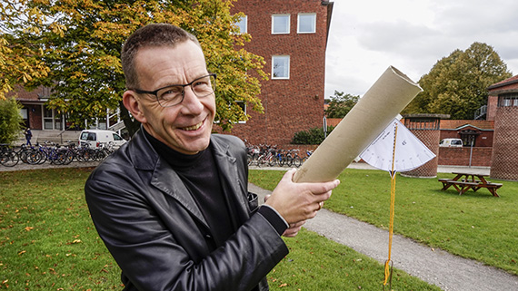 En hushållsrulle, en gradskiva av papper och en enkel kompass. Det är allt som behövs för att bli en viktig medhjälpare i projektet Stjärnförsöket.