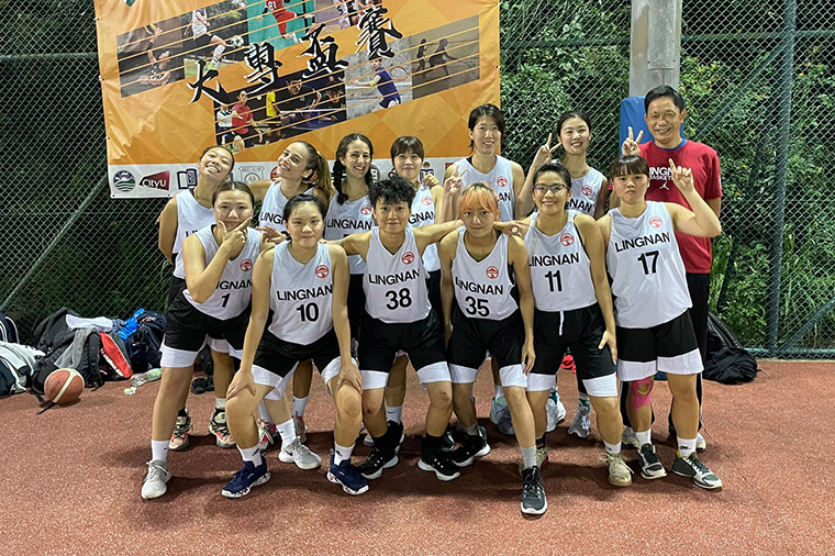 Genom universitetets basketlag fick Kattia nya vänner, här efter en match mot University of Hong Kong.