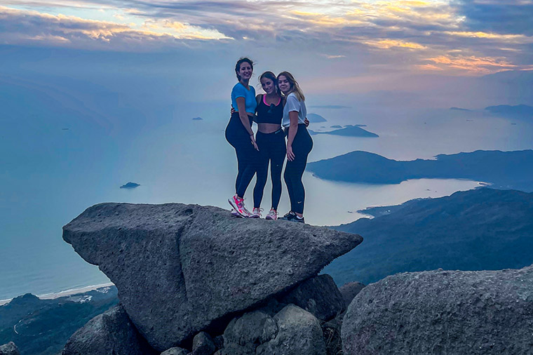 Kattia Rahi på Sunset Peak, Hongkong.