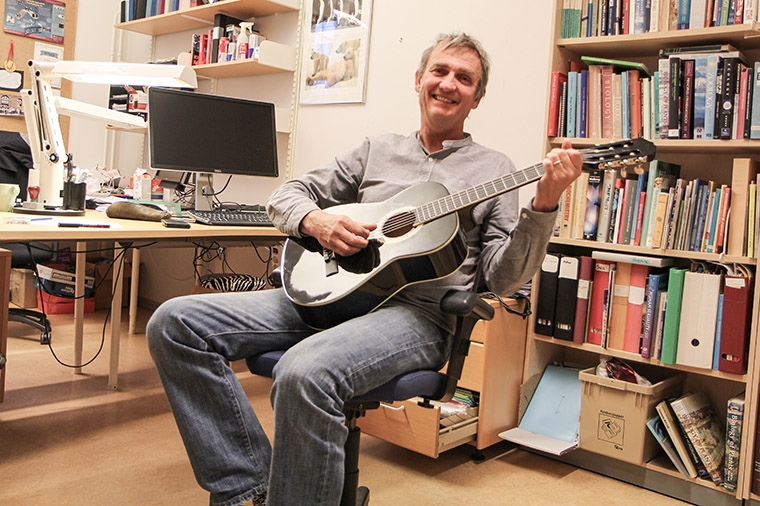 Agne Paulsson med gitarr.