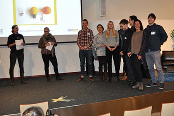 Vinnare i kategorin Den mest innovativa idén – Team Eat ´em (Hanna Shu, Martin Strid, Isak Jonsson, Kajsa Alenmyr, Esteban Ercheverria, Merve Ciftci, Oscar Jacobsson och Sebastian Stoltz) som presenterade ett koncept för hur det går att påverka attityden för att locka flera att äta insekter. Foto: Krinova