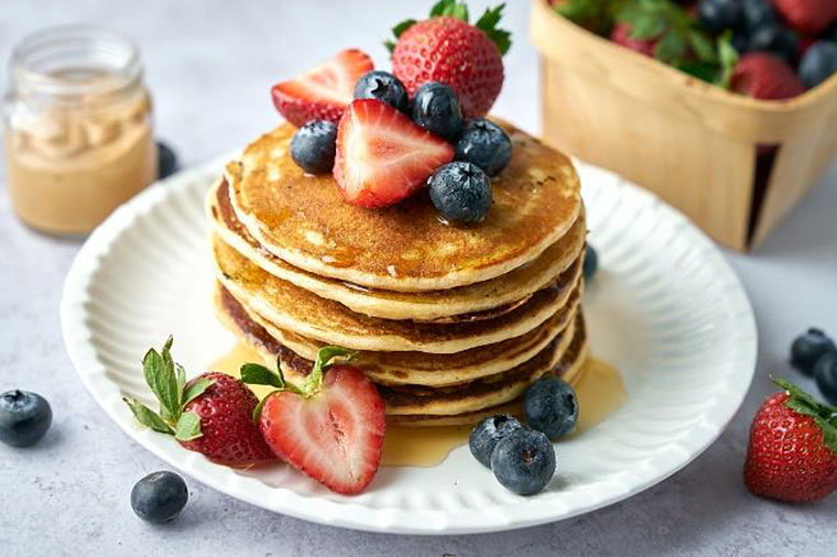 Pannkakor med jordgubbar och blåbär.