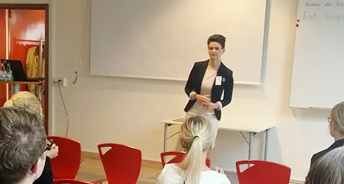 Arijola Delija är en före detta student på Högskolan Kristianstad som höll ett föredrag om hur högskolans resurser hjälpt henne att använda sin utbildning som biomedicinsk analytiker på annat sätt.