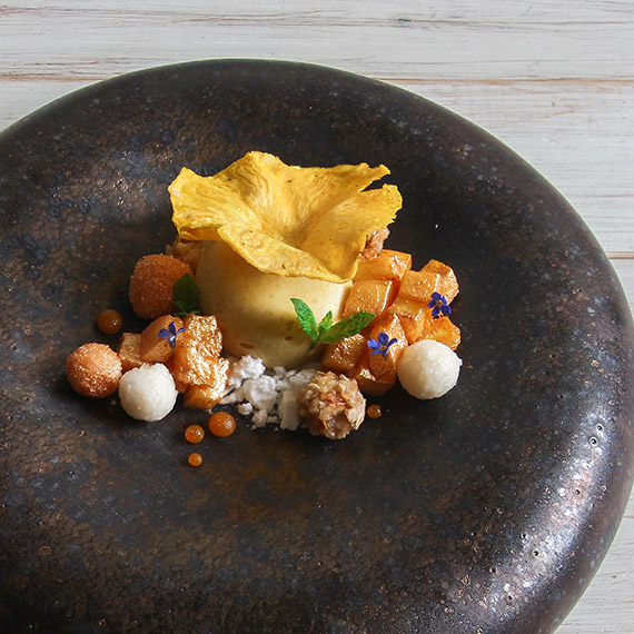 Maten Tora Flora Olsson lagar och lägger upp på Instagram är genomgående vegansk och glutenfri – och får dessutom fantasifulla namn. Här visas desserten Rich Bitch. Foto: Tora Olsson