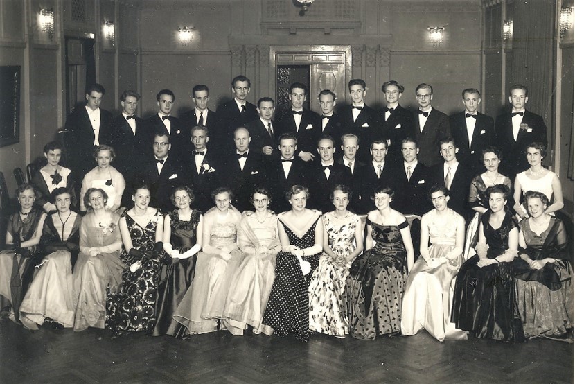 Examensfesten 1955. John-Eric Johansson står på mellersta raden, fjärde från vänster. Lennart Persson är inte med på bilden.