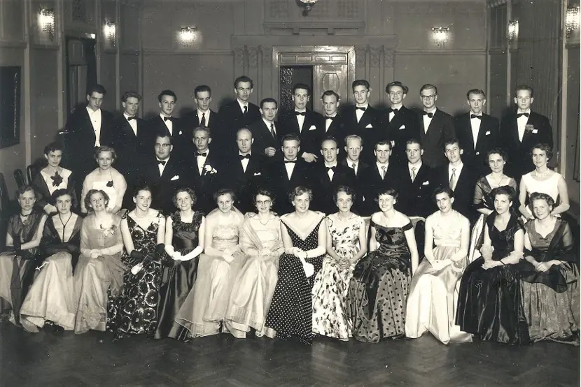 Examensfesten 1955. John-Eric Johansson st&aring;r p&aring; mellersta raden, fj&auml;rde fr&aring;n v&auml;nster. Lennart Persson &auml;r inte med p&aring; bilden.