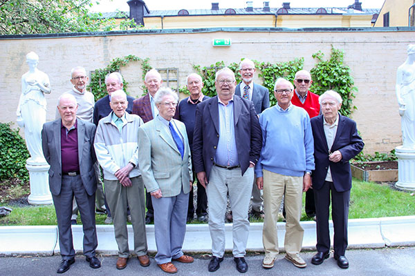 Från 60-årsjubileet av examensdagen. John-Eric Johansson står längst upp till vänster och Lennart Persson på främre raden, andra från vänster.