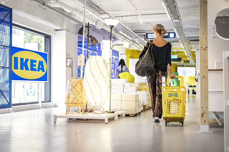 Kvinna handlar på Ikea.