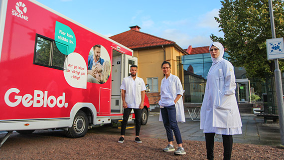 Taha Abdulrazzaq, Weng Sale och Gofran Faraj tar emot blod hela dagen framför Glashuset (hus 7).