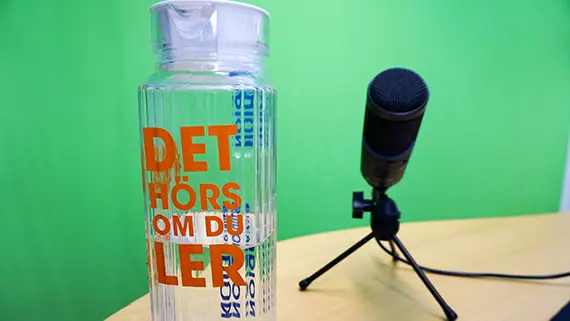 Det hörs om du ler!