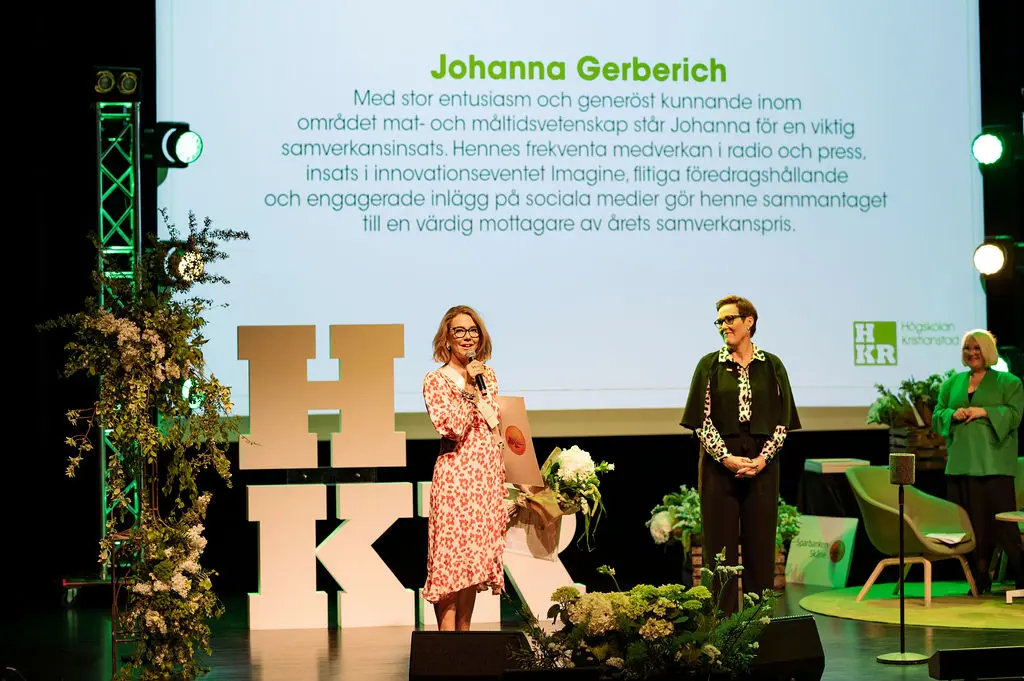 Johanna Gerberich tar emot &aring;rets samverkanspris medarbetare 2021.