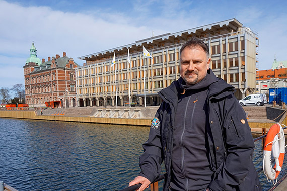 Arbetsplatsen är kommunhuset vid hamnen i Landskrona. Men en stor del av jobbet går ut på att åka runt och träffa markägare och andra berörda kring Braåns och Saxåns avrinningsområde.