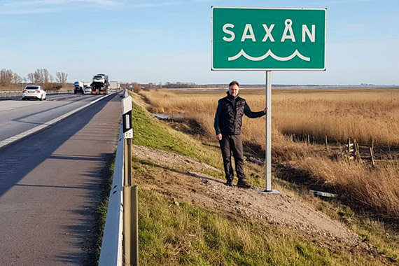 Nya skyltar har satts upp längs E6:an som gör bilisterna uppmärksamma på att Saxån rinner genom landskapet.