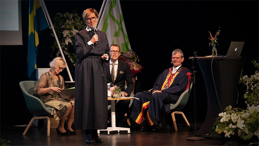 Sjuksköterskealumnen och Kristianstads kommundirektör Christel Jönsson var uppklädd i klassiska sjuksköterskedräkten, kvällen till ära.