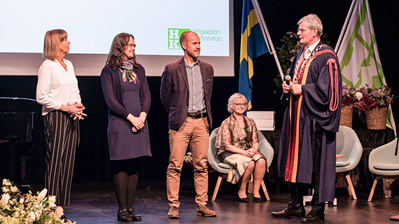 Tre docenter uppmärksammades på scen: Pernilla Garmy, docent och befordrad till biträdande professor i omvårdnad, Susanne Thulin, docent och befordrad till biträdande professor i pedagogik, samt H Thomas R Persson, docent och biträdande professor i sports management.