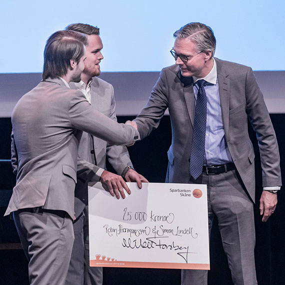 Studenterna Robin Hermansson Simon Lindell tar emot 2019 års pris för bästa kandidatuppsats inom Ekonomprogrammen, med titeln Införandet av MiFID II – En förändrad framtid för finansinstituten.