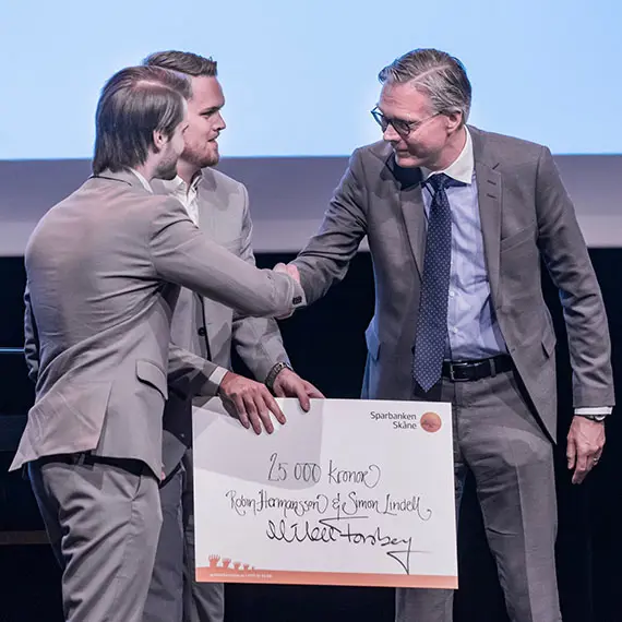 Studenterna Robin Hermansson Simon Lindell tar emot 2019 &aring;rs pris f&ouml;r b&auml;sta kandidatuppsats inom Ekonomprogrammen, med titeln Inf&ouml;randet av MiFID II &ndash; En f&ouml;r&auml;ndrad framtid f&ouml;r finansinstituten.