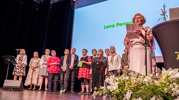 Lena Persson tillsammans med medarbetarna som var med i övergången 1998 då Landstingets högskola integrerades med den statliga högskolan och flyttade till campus i Näsby.