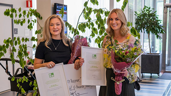 Studenterna Ellen Bjernstål Amanda Johannesson fick priset för 2019 års bästa kandidatuppsats inom Sjuksköterskeprogrammet, med titeln När sjukdomen skiljer oss åt - En litteraturstudie om närståendes upplevelser när partner med demenssjukdom flyttar till boende.