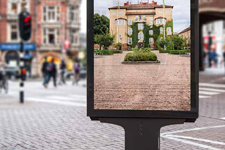 Reklamskylt i stadsmiljö.