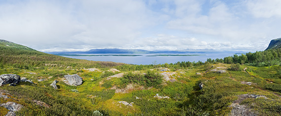 På väg mot Kisuris med vyn tillbaka över Akkajaure. Foto: Dan Postolachi