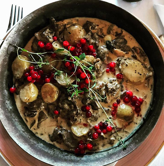 Jokkmokkspanna: renskav, champinjoner, bacon, potatis, rödlök och grädde, serveras med lingon och ger en smak av Laponia. Foto: Johanna Augustsson