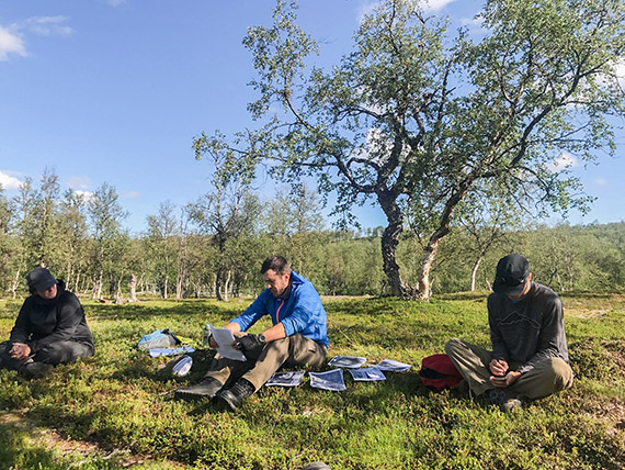 Studenten Dan Postolachi föreläser om det stora ledsystemet i svenska Arktis. Foto: Johanna Augustsson