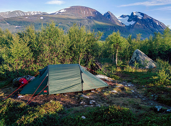 Läraren Johanna Grönroos tältplats vid Akkastugorna med massivet i bakgrunden. Foto: Johanna Grönroos