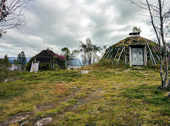 Den gamla kyrkkåtan i nordsamisk stil i Vaisaluokta i Sirges sameby. Foto: Johanna Grönroos