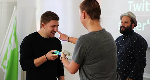 2 Elever som visar hur man tänder en lampa i form av en energistav
