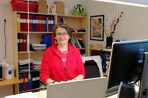 Adjunkt oral hälsa Sladjana sitter vid sitt skrivbord på Högskolan Kristianstad.