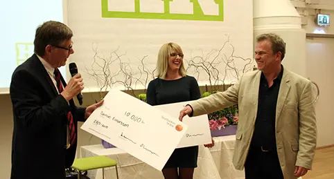 Stefan Hellmer delade ut Sparbanksstiftelsens samverkanspris till Daniel Einarsson och Linda Johansson.