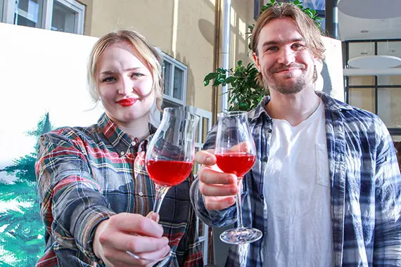 Emma Altenhammar och Marcus Dickson sk&aring;lar f&ouml;r sin lyckade kombucha smaksatt med skogsb&auml;r.