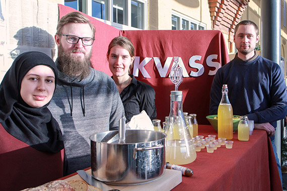 Zahraa Zein, Fredrik Andersson, Emelie Casserstål och Mattias Hansson laborerade med jäst och rostning för att kalibrera karaktären på sin kvass.
