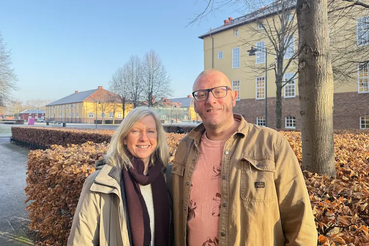 Anette och Jonas framför träd