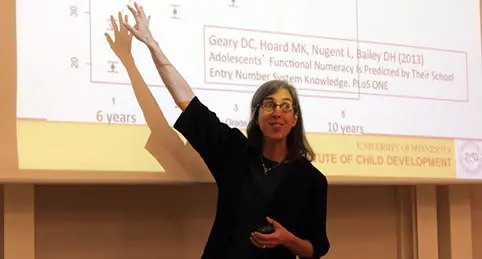 Michéle Mazzocco från University of Minnesota i USA trollband forskare och lärare under sin föreläsning.