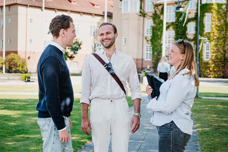 Studenter på campus