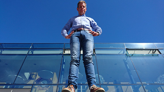 Fredrik Frisk framför Glashuset på Högskolan Kristianstads campus.